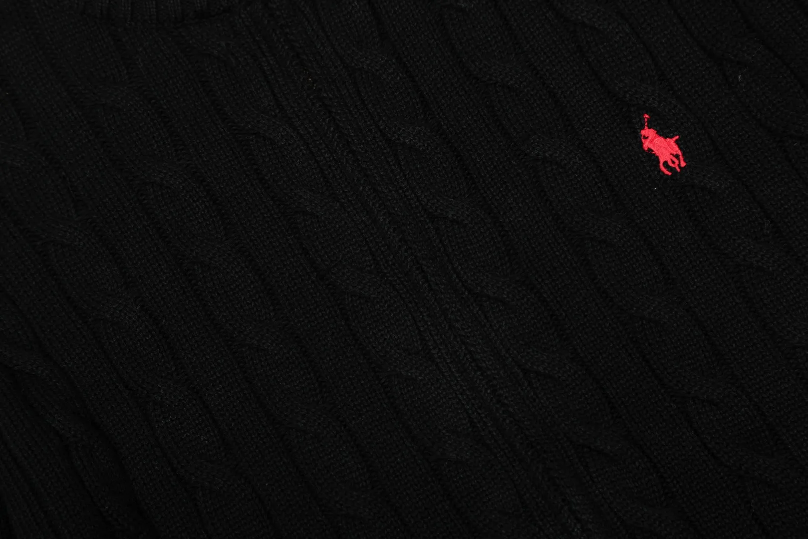 P260 Top quality" Style number: DS814# (not off the shelves all year round) [Ralph Lauren full zipper solid color pony embroidered logo twist knitted sweater jacket] ✅Ralph Lauren Ralph Lauren full zipper classic basic versatile style unisex couple knitted sweater autumn and winter coat ✅Main supplier platform live broadcast Wholesale entities Replacement when out of stock Not off the shelf ✅ZP quality 1:1 version Scan the code to enter the GF website Counter quality ✅Details and quality are the only one in Guangzhou. Imported quality cotton yarn focuses on high-end and cost-effective. Needless to say good quality. ✅The version is restored to the original order. The maximum size can be worn up to 200 pounds. Loose, comfortable and stress-free. ✅The upper body is simple and easy to match. A must-have item for ootd. Good-looking clothes are never picky. Recommended must-have items in the wardrobe. Size: S-XL. Color: Black and red, milky white, gray blue, khaki, navy red label, Ankora red.